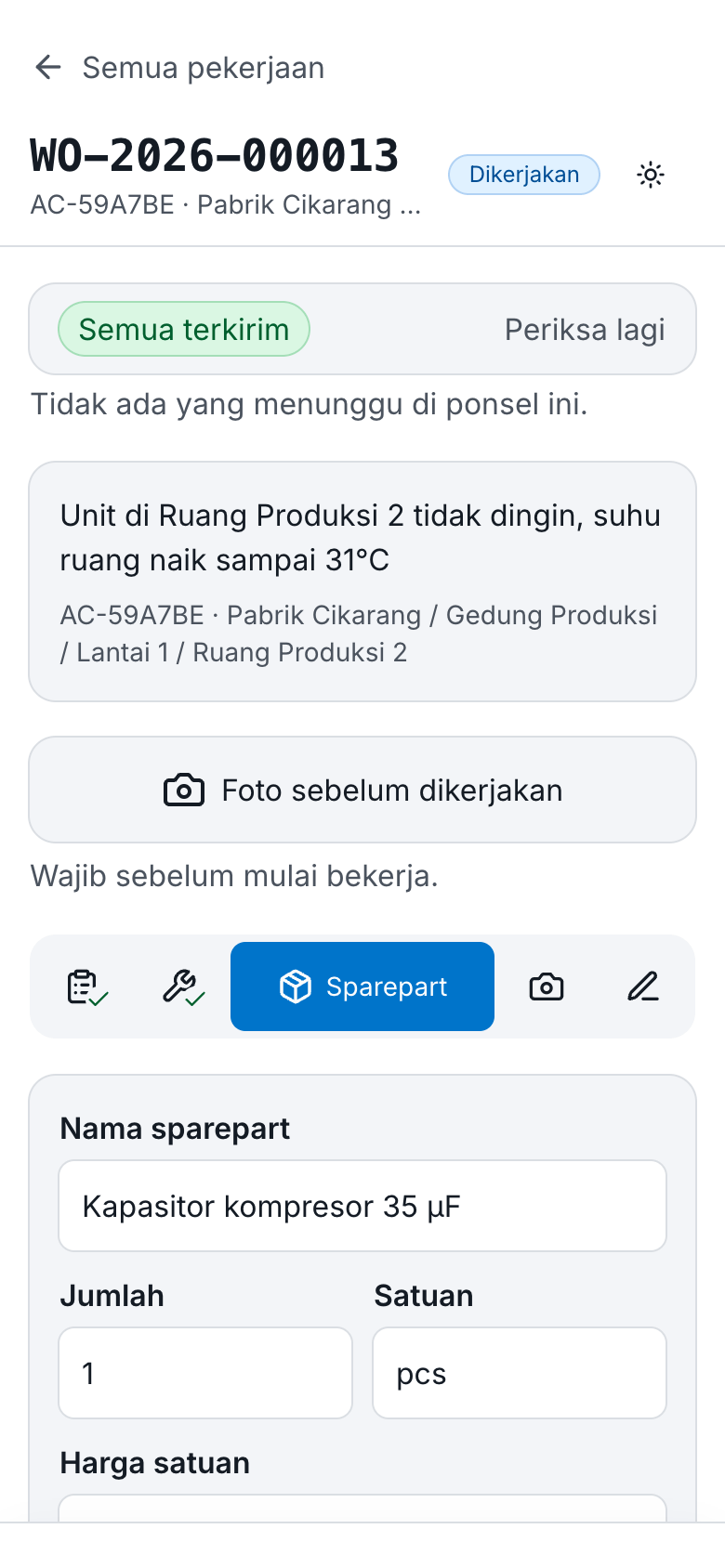 Layar teknisi di ponsel: nomor work order, status pekerjaan, penanda antrean sudah terkirim, keluhan beserta lokasi unit, bilah tahap, dan form sparepart yang sedang diisi.